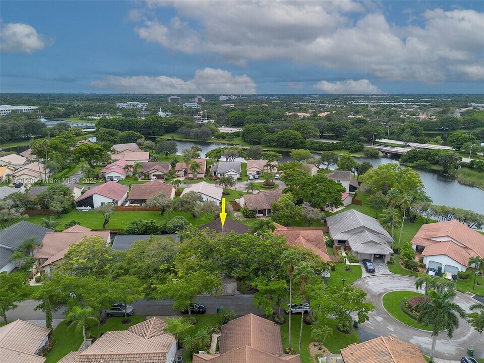 2330 Dover in Weston, FL - Building Photo