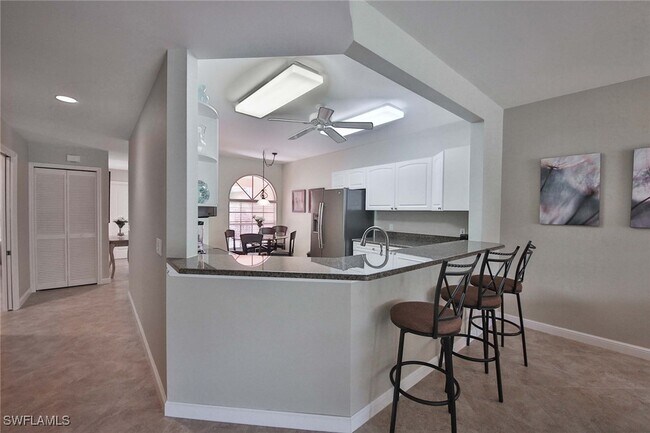 526 Lake Louise Cir in Naples, FL - Foto de edificio - Building Photo