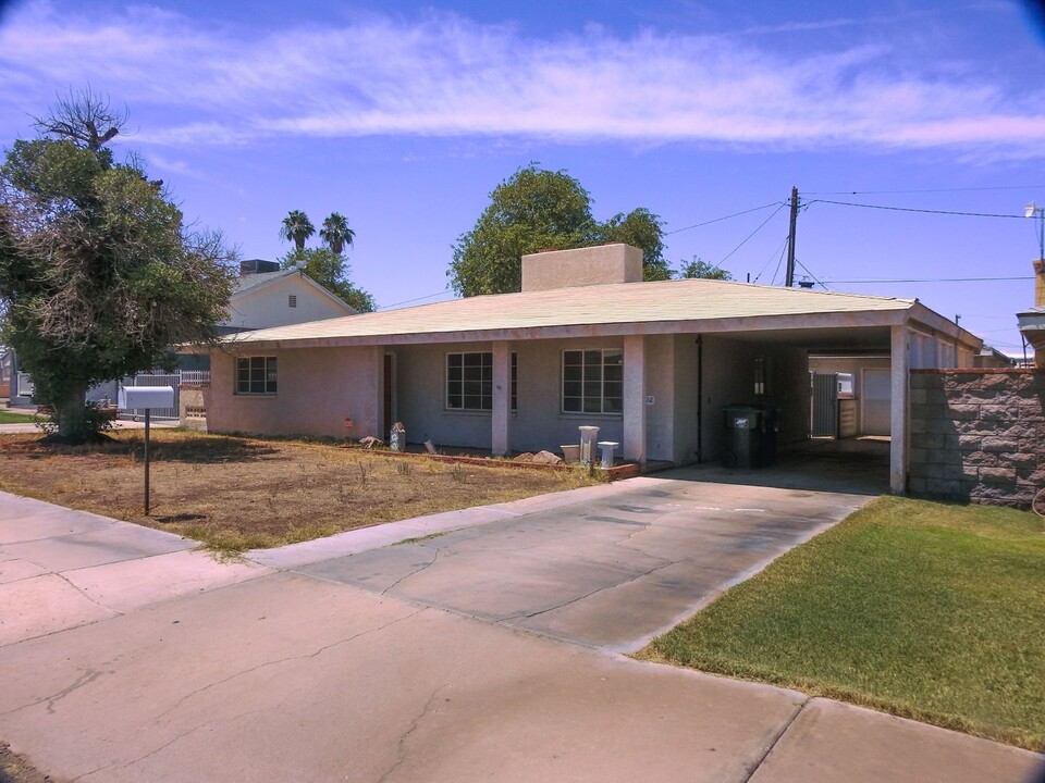 102 Erin Dr in Needles, CA - Foto de edificio