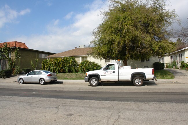 817-821 E Palmer Ave in Glendale, CA - Foto de edificio - Building Photo