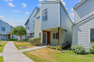 801 N Bluff Dr in Austin, TX - Building Photo - Building Photo