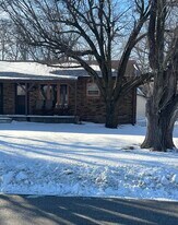 433 S Ridge Rd in Hesston, KS - Building Photo