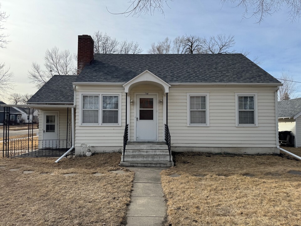 724 S 1st St in Aberdeen, SD - Foto de edificio