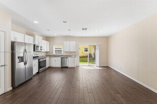 4032 NW 11th St, Unit 4032 in Lauderhill, FL - Building Photo