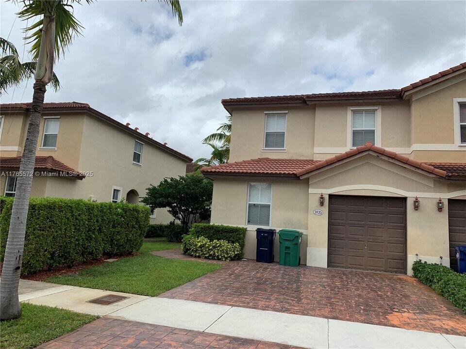 1035 NE 207th Terrace in Miami, FL - Building Photo
