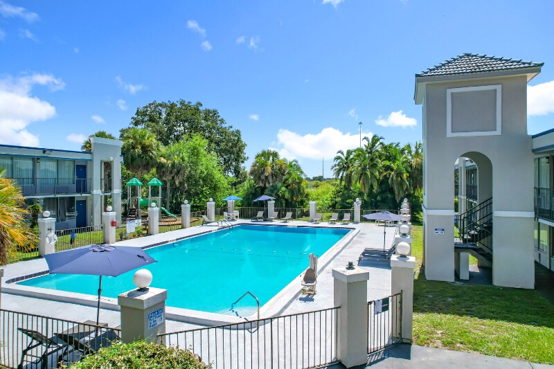 4645 N Socrum Loop Rd in Lakeland, FL - Foto de edificio