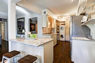 351 N Post Oak Ln in Houston, TX - Building Photo - Building Photo