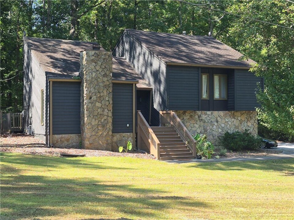 735 Chickadee Ct SW in Atlanta, GA - Building Photo