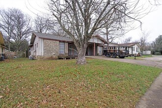 6305 Emerald Forest Dr in Austin, TX - Building Photo - Building Photo