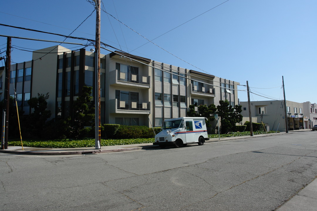 2323 Flores St in San Mateo, CA - Foto de edificio