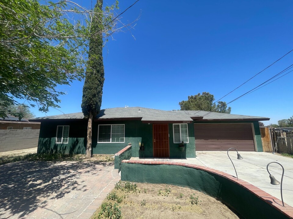 10161 E Ave S-8 in Littlerock, CA - Building Photo