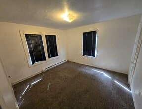 7 Kenyon St, Unit 2 bedroom, 1 bath in Waterbury, CT - Foto de edificio - Building Photo