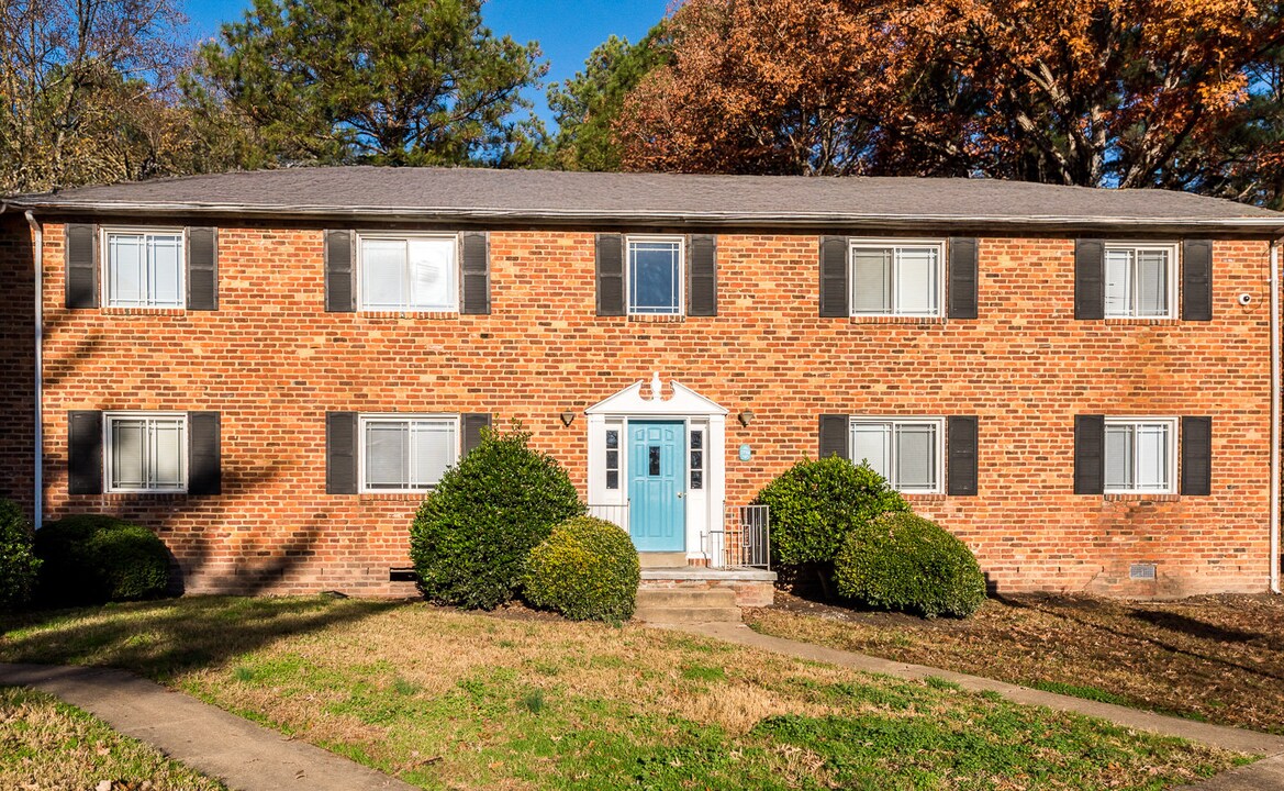 Deering Manor in Richmond, VA - Building Photo