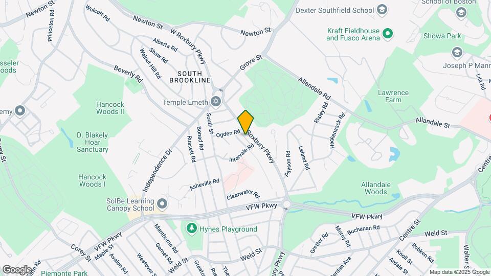 900 W Roxbury Pkwy Map and Location Details