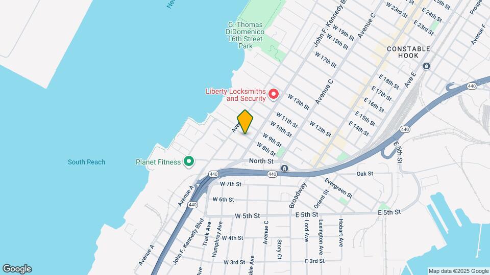 124 W 8th St Map and Location Details