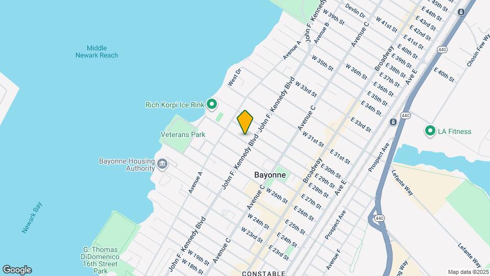 121 W 28th St, Unit 3 Map and Location Details