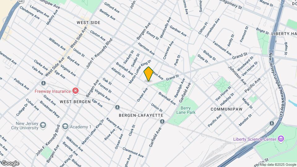 838 Grand St Mapa y Detalles de la Ubicación