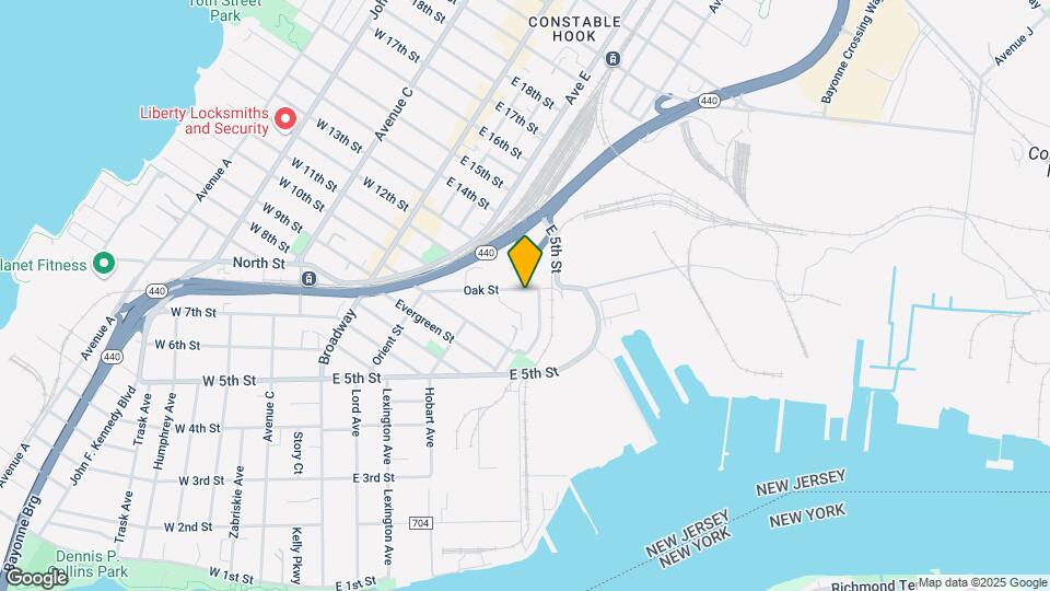 92 Oak St Map and Location Details