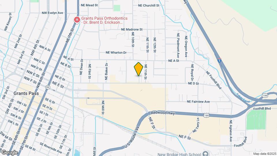 444 NE Silverwood Pl Map and Location Details