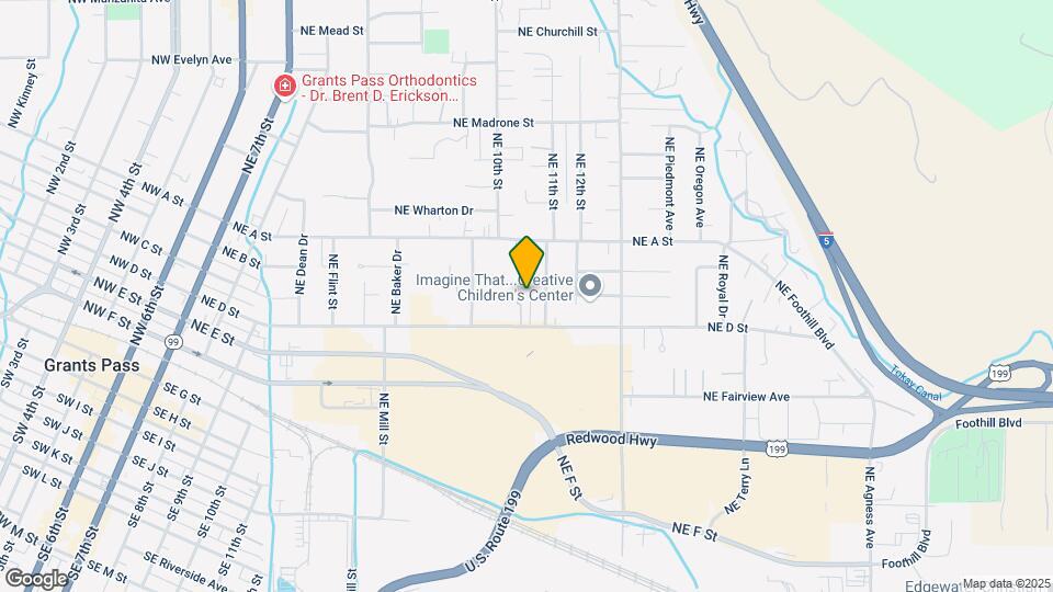 415 NE Silverwood Pl Map and Location Details
