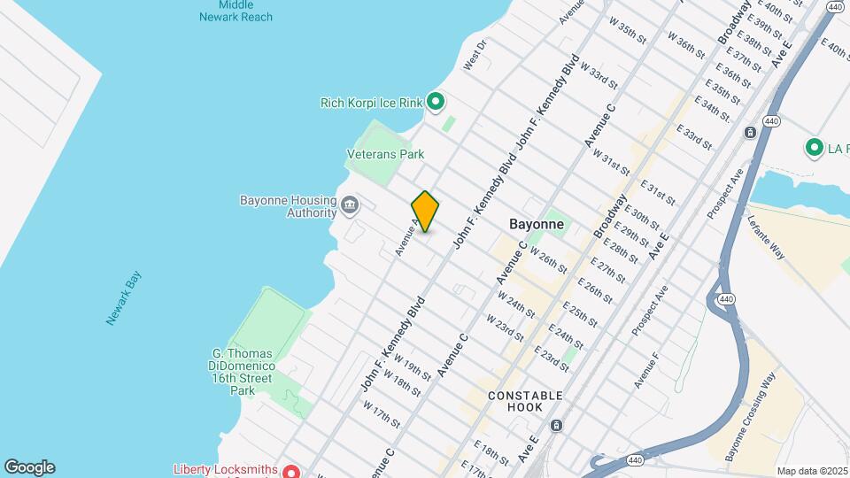 135 W 24TH St Map and Location Details