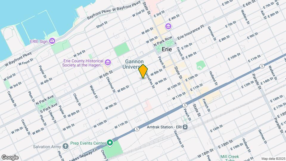 225 W 8th St Mapa y Detalles de la Ubicación