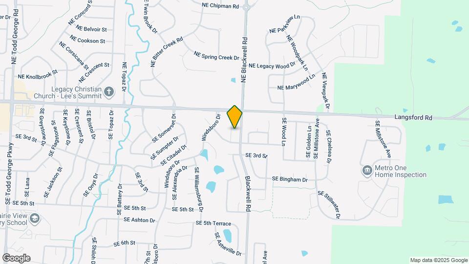 121 SE Nottingham Ct Map and Location Details